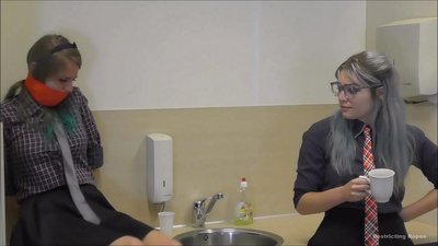 Залежний / зв'язаний і з кляпом / жінка в біді